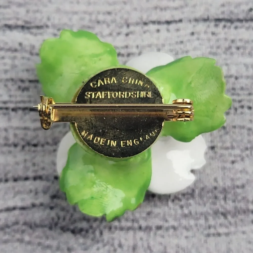 Vintage Cara China Staffordshire White and Purple Flower Brooch Made In England - Picture 2 of 5